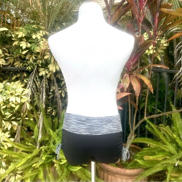 Athleta Contrast Runched Active Shorts - Picture 6 of 10